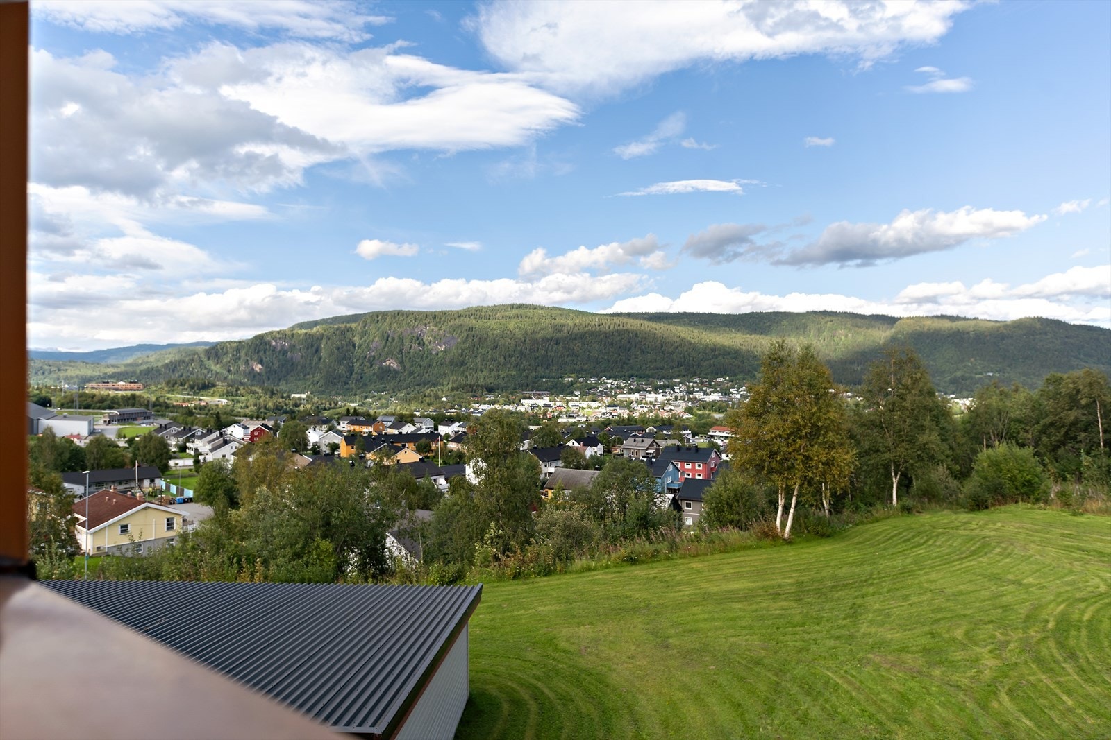 Felles hage som andelseierne kan benytte seg av. Vaktmester står for plenklipping og snømåking. Galleribilde