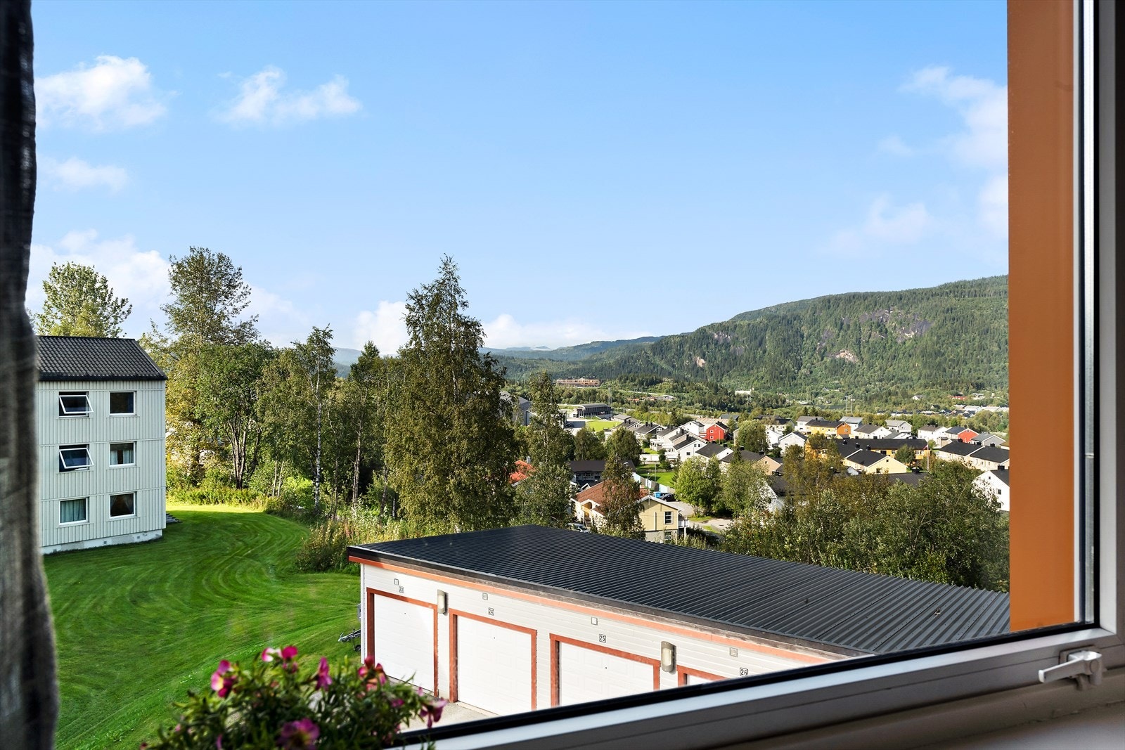 Stjernebygg Borettslag består av 162 blokkleiligheter med barnevennlig sentral beliggenhet på Langmoheia omlag 2 km fra Mo sentrum. I nærheten finner du butikker på Langmoheia og i Ranenget, barne-og ungdomskole, stadion m.m. Galleribilde