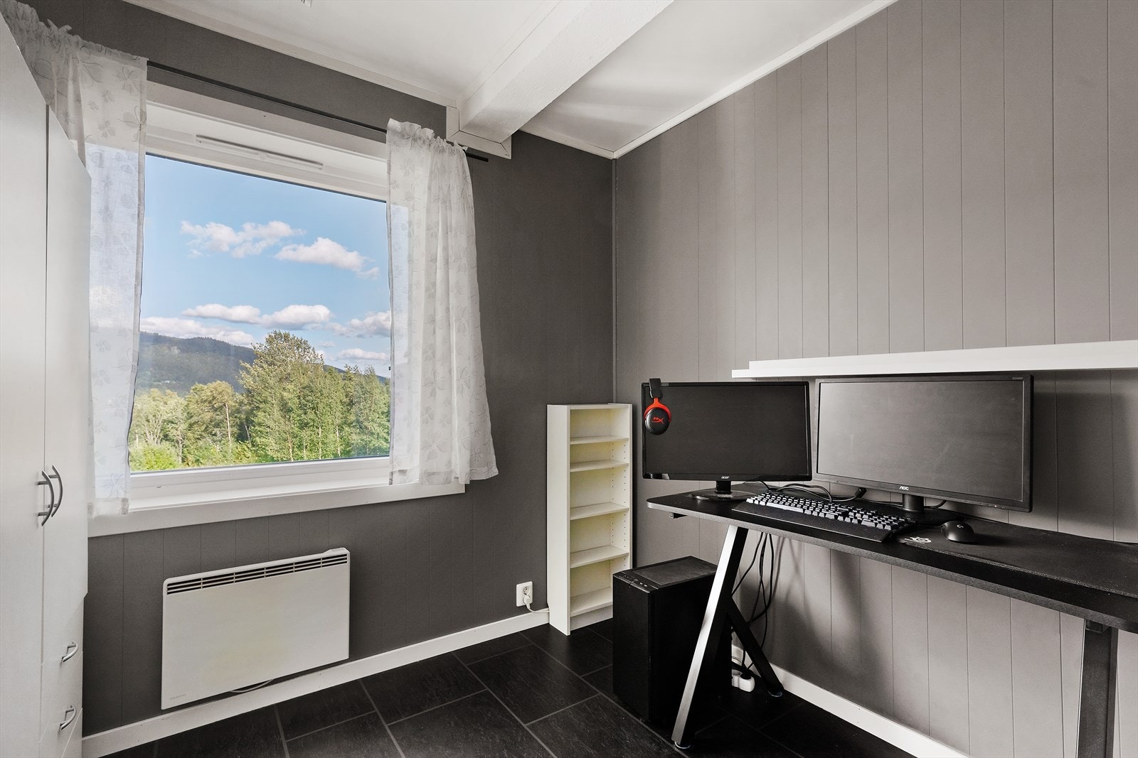 Soverom 2 av 2. Garderobe på dette soverom medfølger handelen. Galleribilde