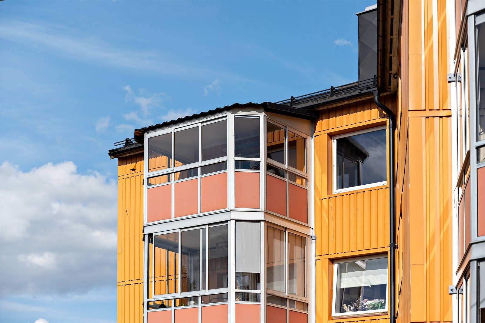 Leiligheten har kanskje den beste beliggenheten i blokken, med åpent utsyn i alle retninger. Galleribilde