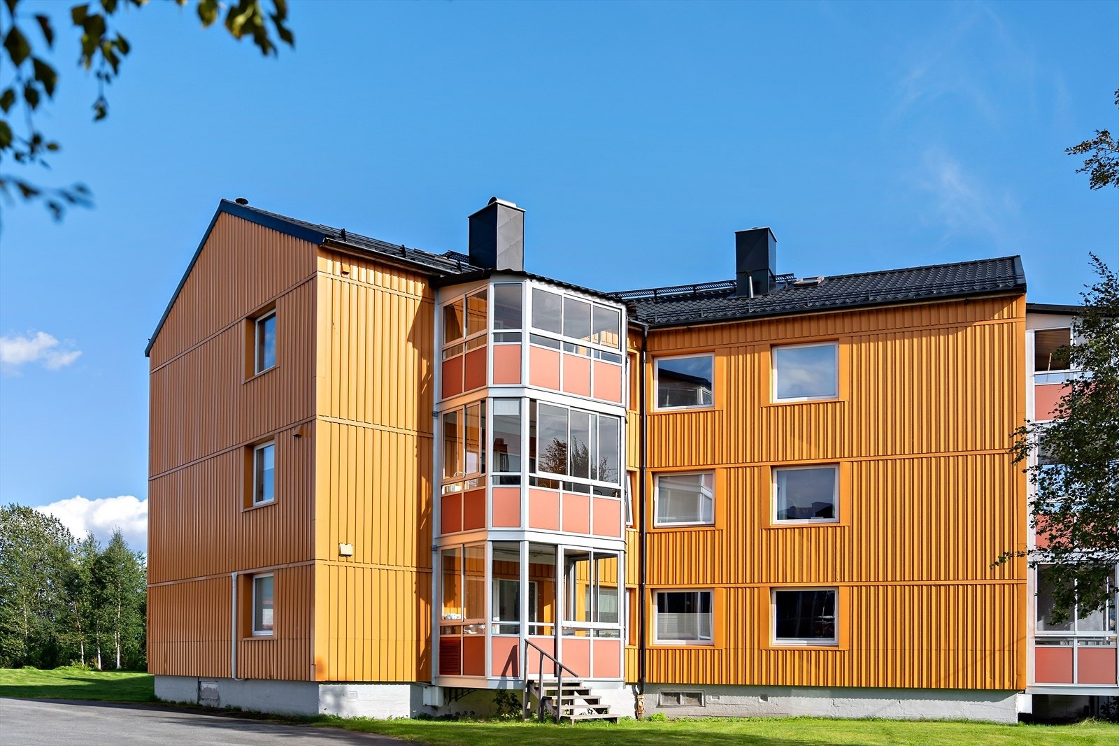 Postkassene er plassert i 1. etasje og i kjelleretasjen finner du begge bodene som tilhører leiligheten. Velkommen til en hyggelig visning! Galleribilde