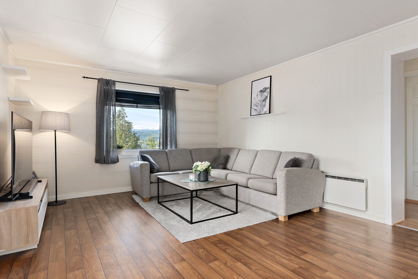 Leiligheten har en god intern beliggenhet i tredje etasje. Godt med lysinnslipp. Galleribilde