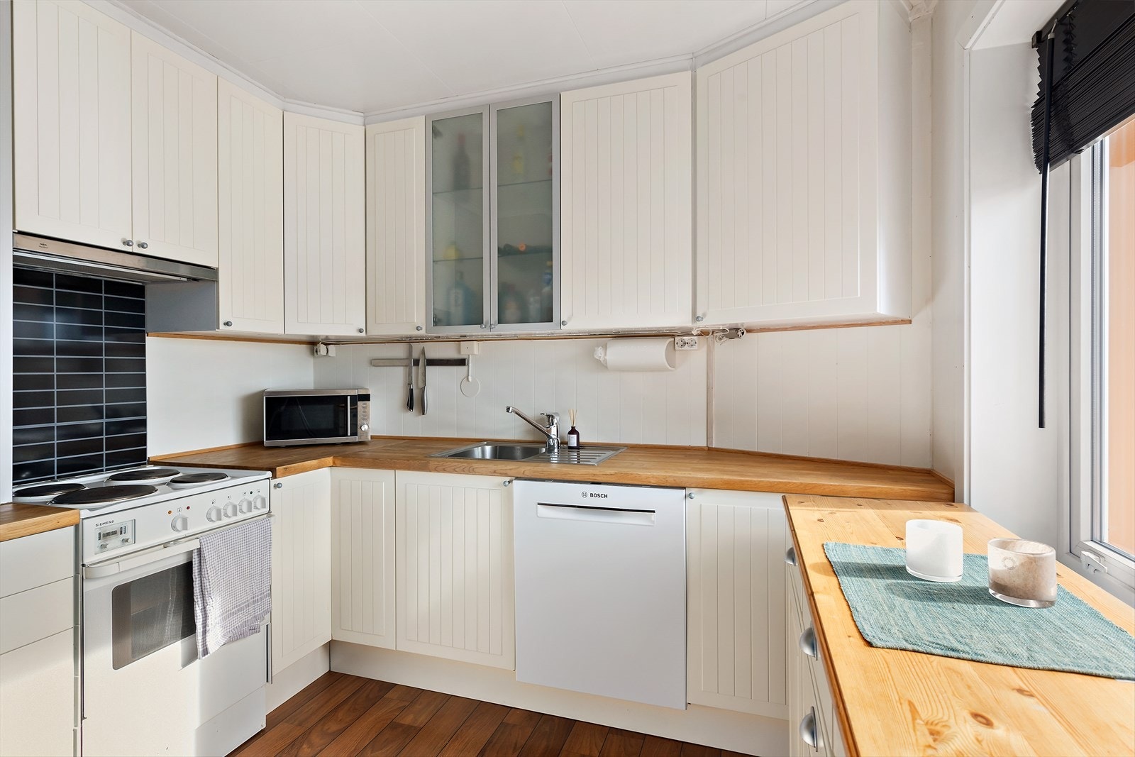 Lyst og tidløst kjøkken fra IKEA med rikelig med oppbevaringsplass og arbeidsbenk. Galleribilde