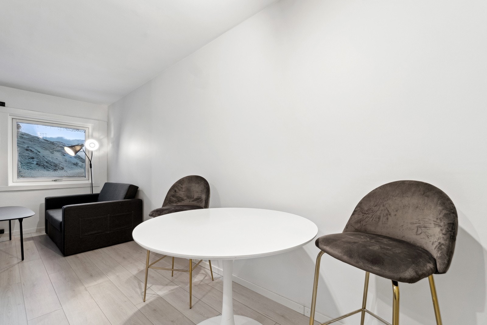 Leiligheten er totalrenovert i 2024, og fremstår delikat med tidsriktige farge- og materialvalg. Galleribilde