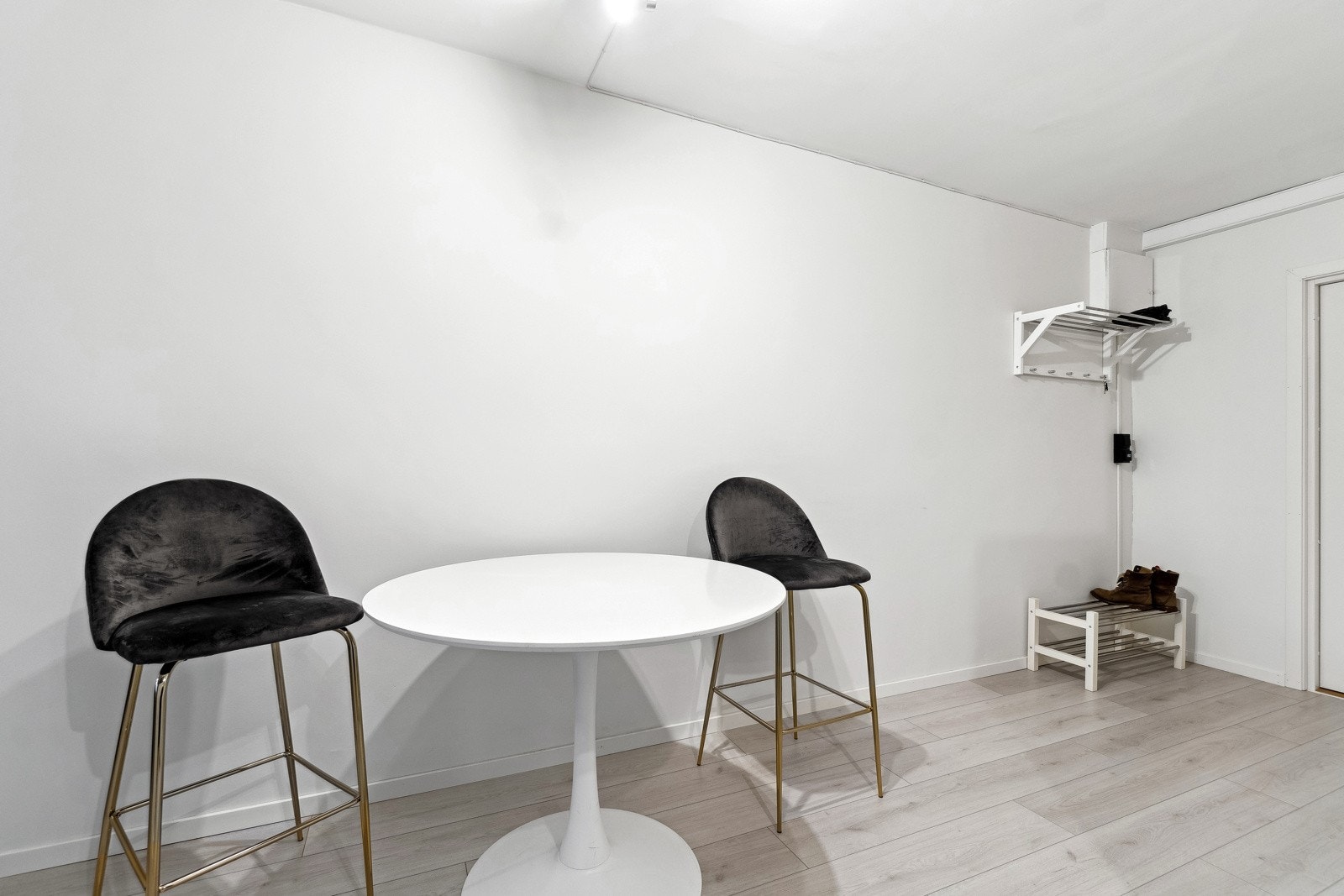 Ved kjøkkenet er det plass for enkel spisestueløsning. Galleribilde