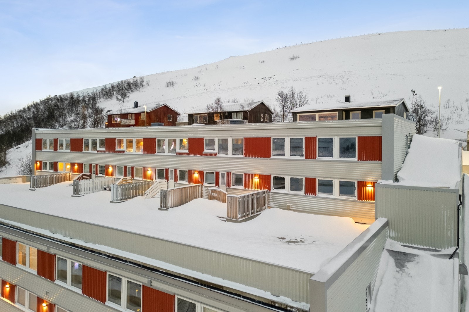 Leiligheten har flotte turområder i umiddelbar nærhet, og det er kort vei til sentrum hvor du finner alle hverdagslige fasiliteter. Galleribilde