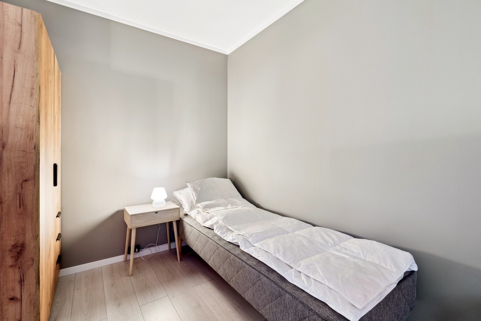 Ved stuen har du en praktisk sovealkove med garderobeløsning. Galleribilde