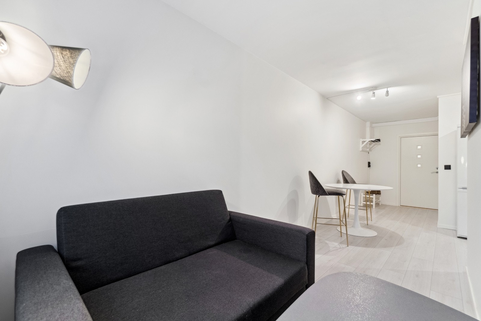 De lyse fargevalgene på vegger gjør at leiligheten føles åpen og lys. Det er lagt varmefolie i gulv i hele leiligheten som sørger for en jevn og god temperatur året rundt. Galleribilde