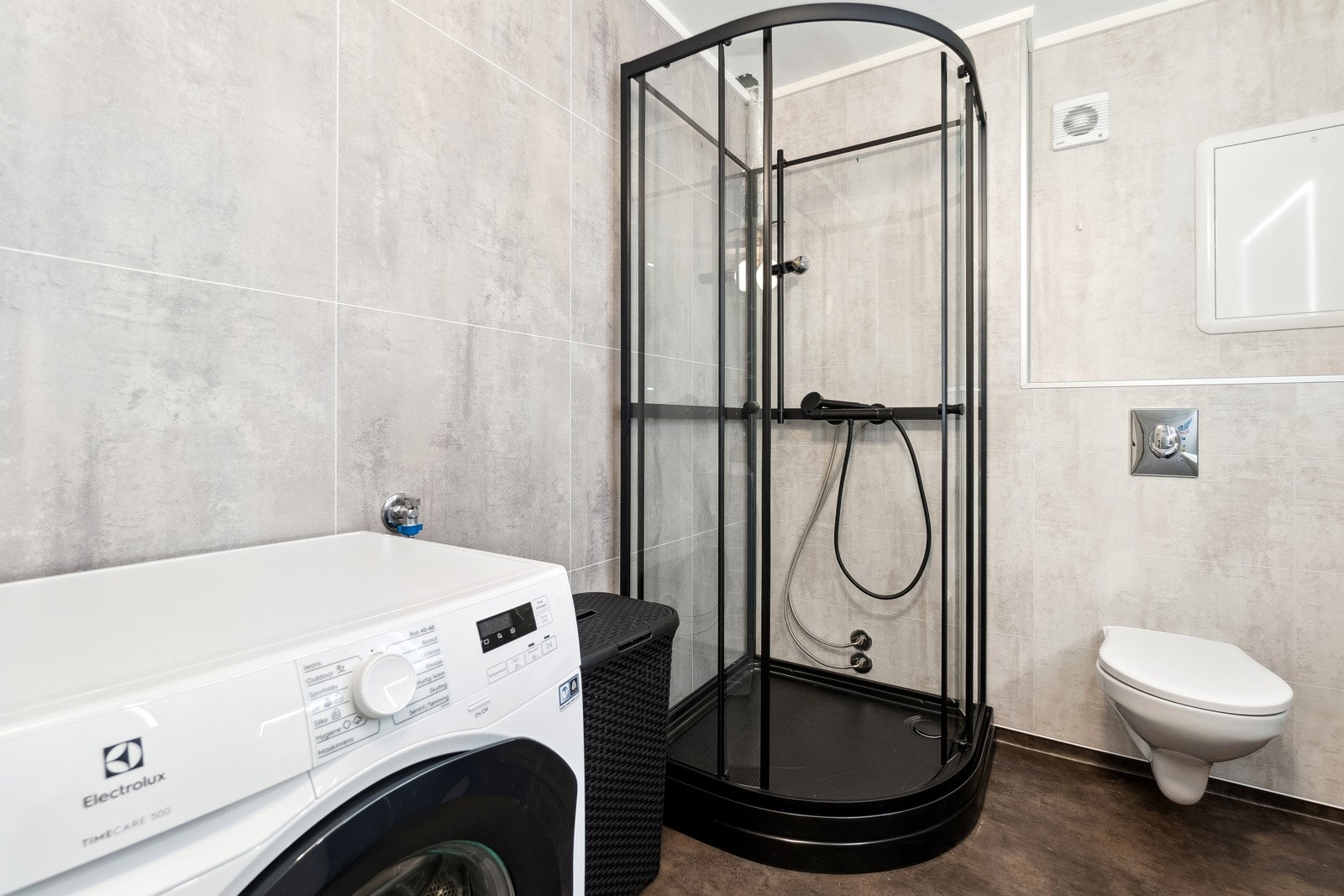 Badets fargekombinasjoner oppleves lun og innbydende. De sorte detaljene gir et moderne inntrykk. Galleribilde