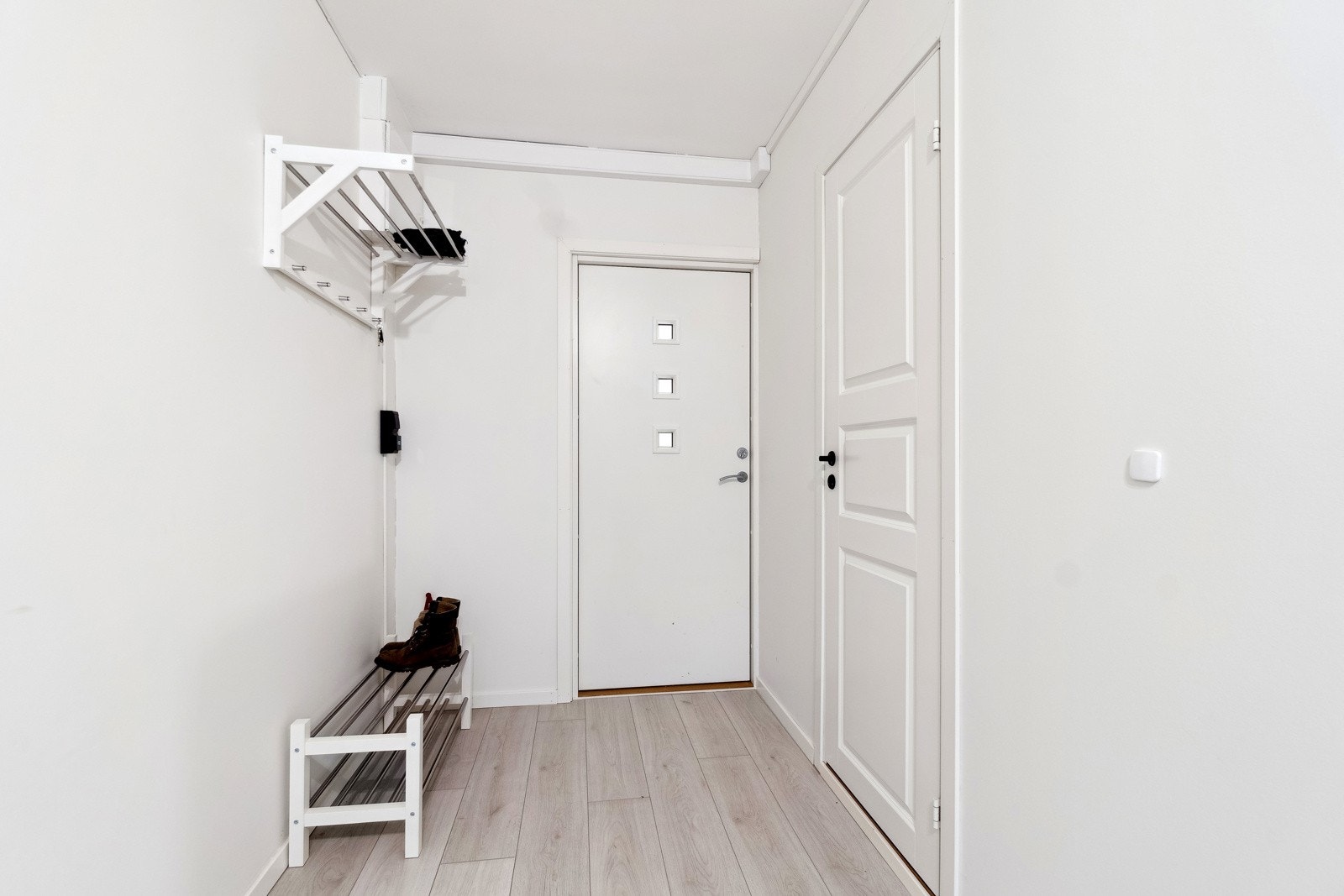 Når du kommer inn i leiligheten møtes du av en lys entré med plass for åpen garderobeløsning. Galleribilde