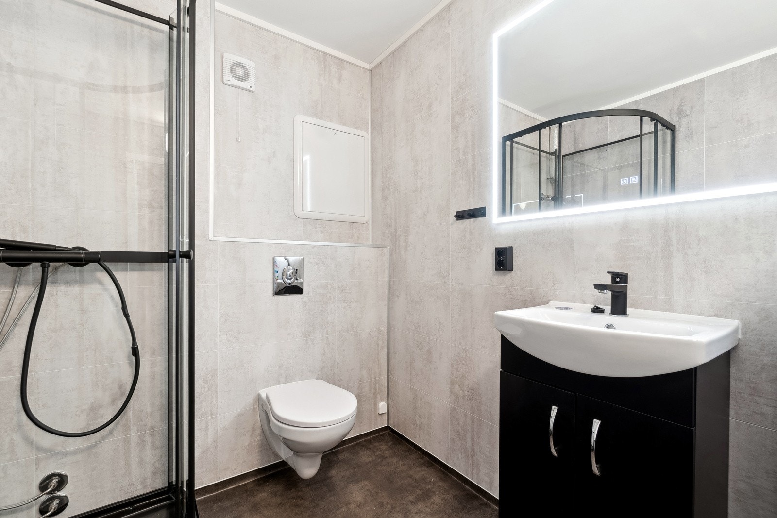 Leilighetens bad er også renovert i 2024, og er i likhet med resten av leiligheten ikke tatt i bruk enda. Galleribilde