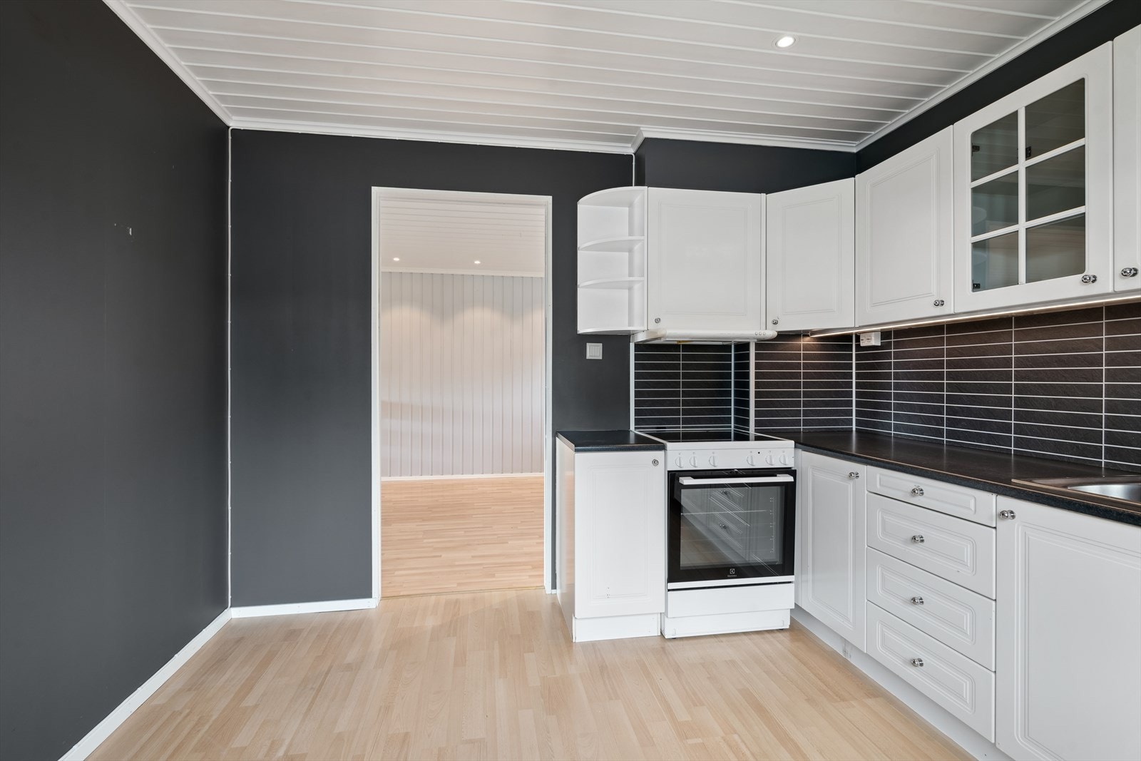 Romslig kjøkken med god skap- og benkeplass. Galleribilde