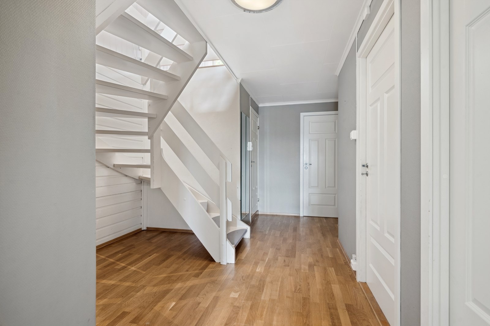 Trappeoppgangen er både lys og funksjonell, med mange dører som gir enkel tilgang til ulike rom. Galleribilde