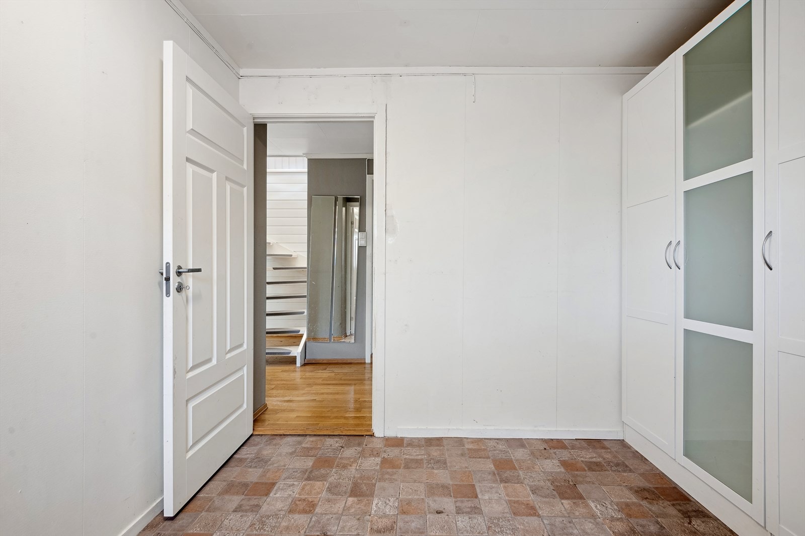 Gang i kjeller med god lagringsplass. Galleribilde