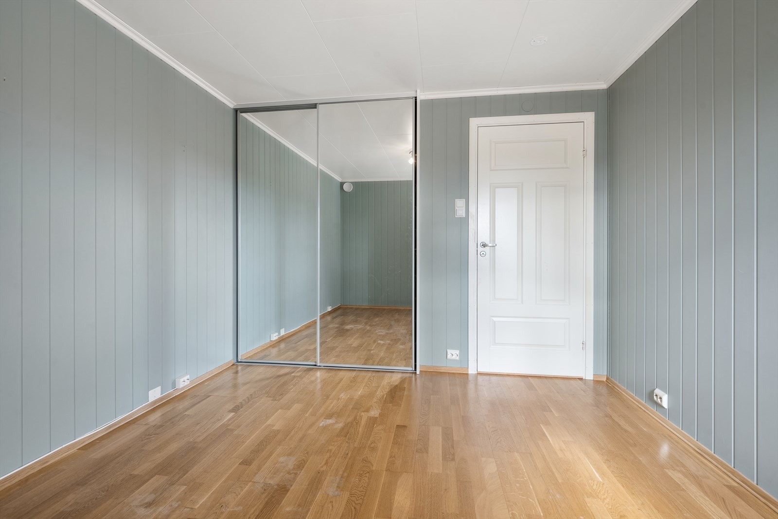 "Soverommet har god størrelse, med lun farge og en stor skyvedørsgarderobe med speil. Galleribilde