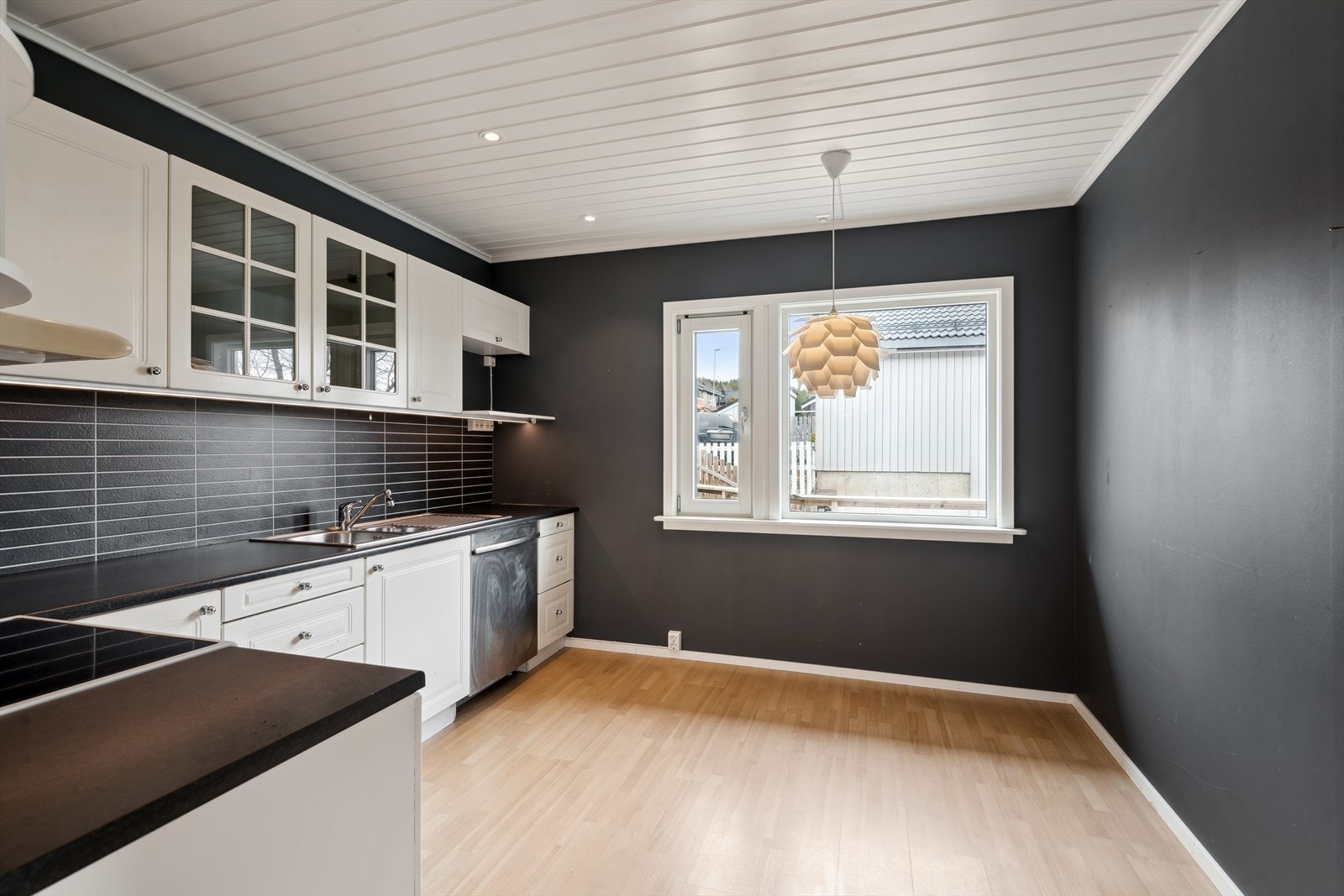 Kjøkkenet er både praktisk og romslig, med god plass til et frittstående kjøleskap - perfekt til matlaging. Galleribilde