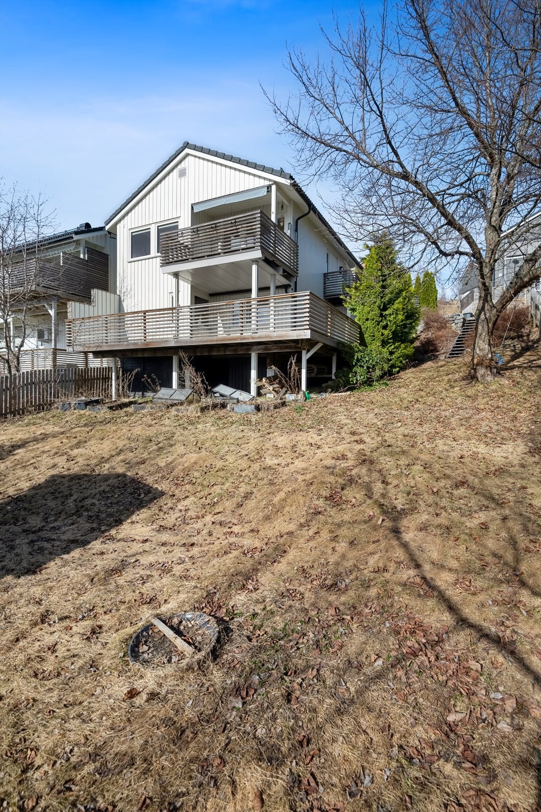 Fantastisk utsikt fra både terrasse og balkong, og en stor hage som venter på å bli ditt private paradis. Galleribilde