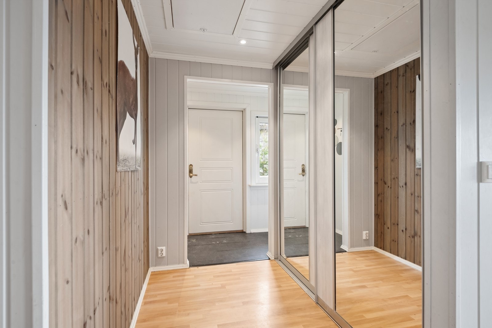 Flott gang med god belysning og skyvedørsgarderobe med speil. Galleribilde