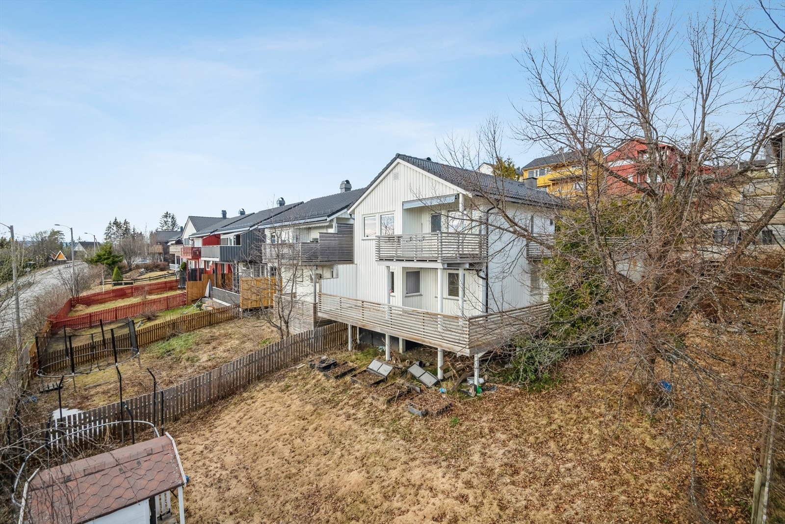 Et hus med flott utsikt og stor hage - her kan du nyte solfylte dager! Galleribilde