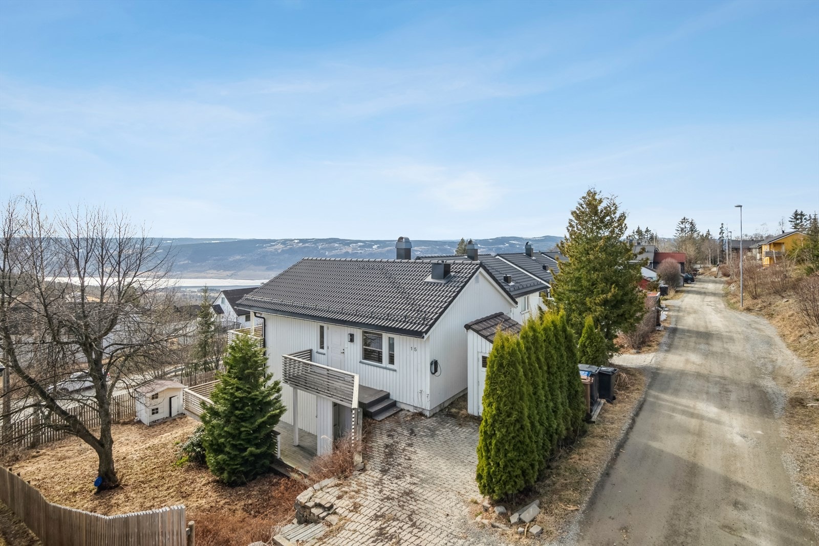 Velkommen til Tirilltunga 15! En frittliggende eneboligeiendom med fin utsikt. FOTO: Ola Hvattum / EFKT Galleribilde
