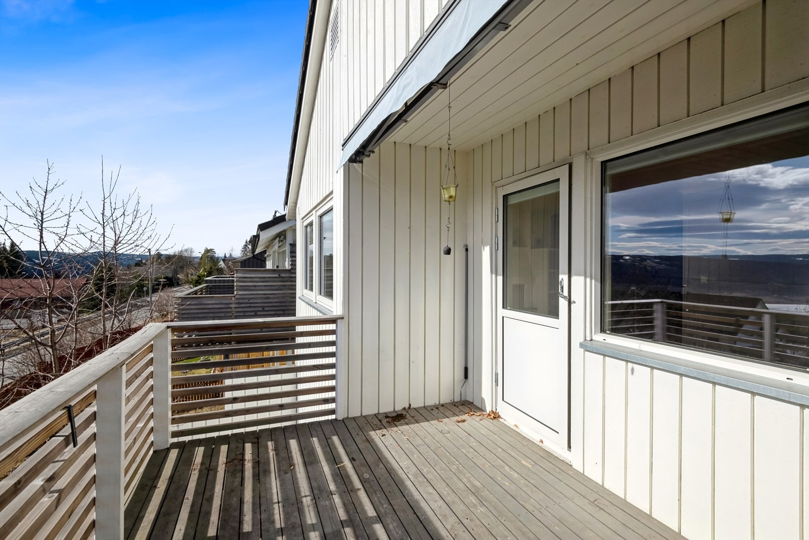 En lys og solrik balkong som gir deg et fredelig utendørs fristed - her kan du nyte solfylte dager hele året. Galleribilde