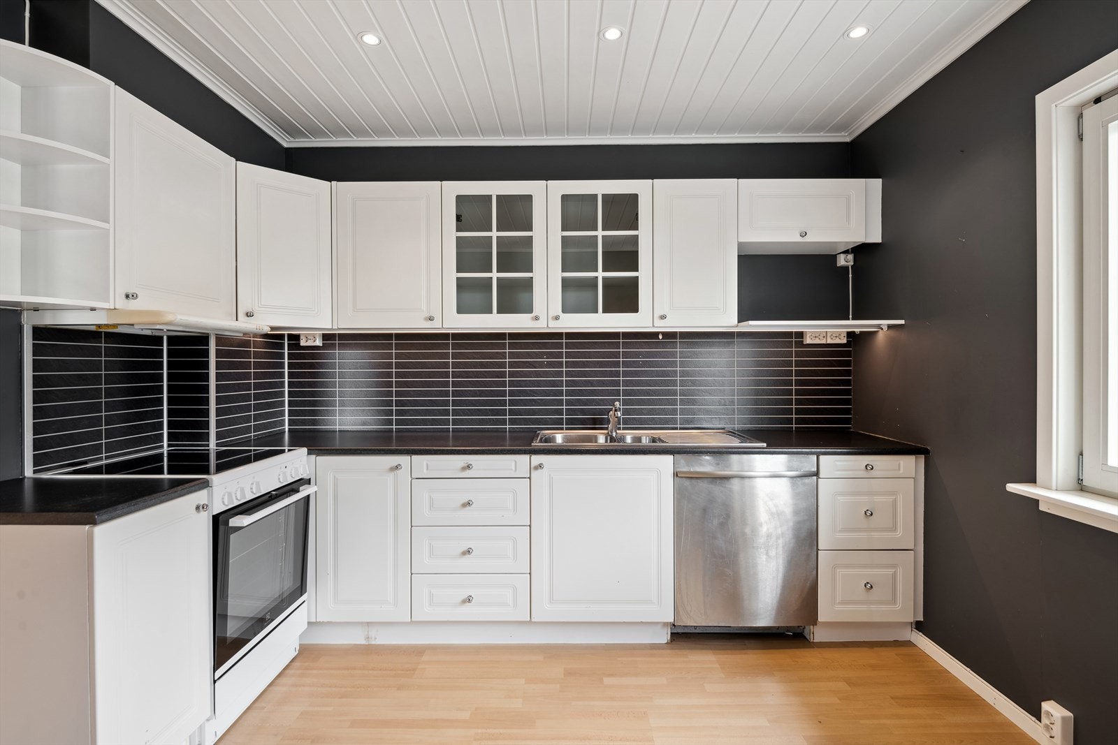 Kjøkkenet har benkeplate i laminat, belysning under skapene og laminatplate som spruteplate. Galleribilde