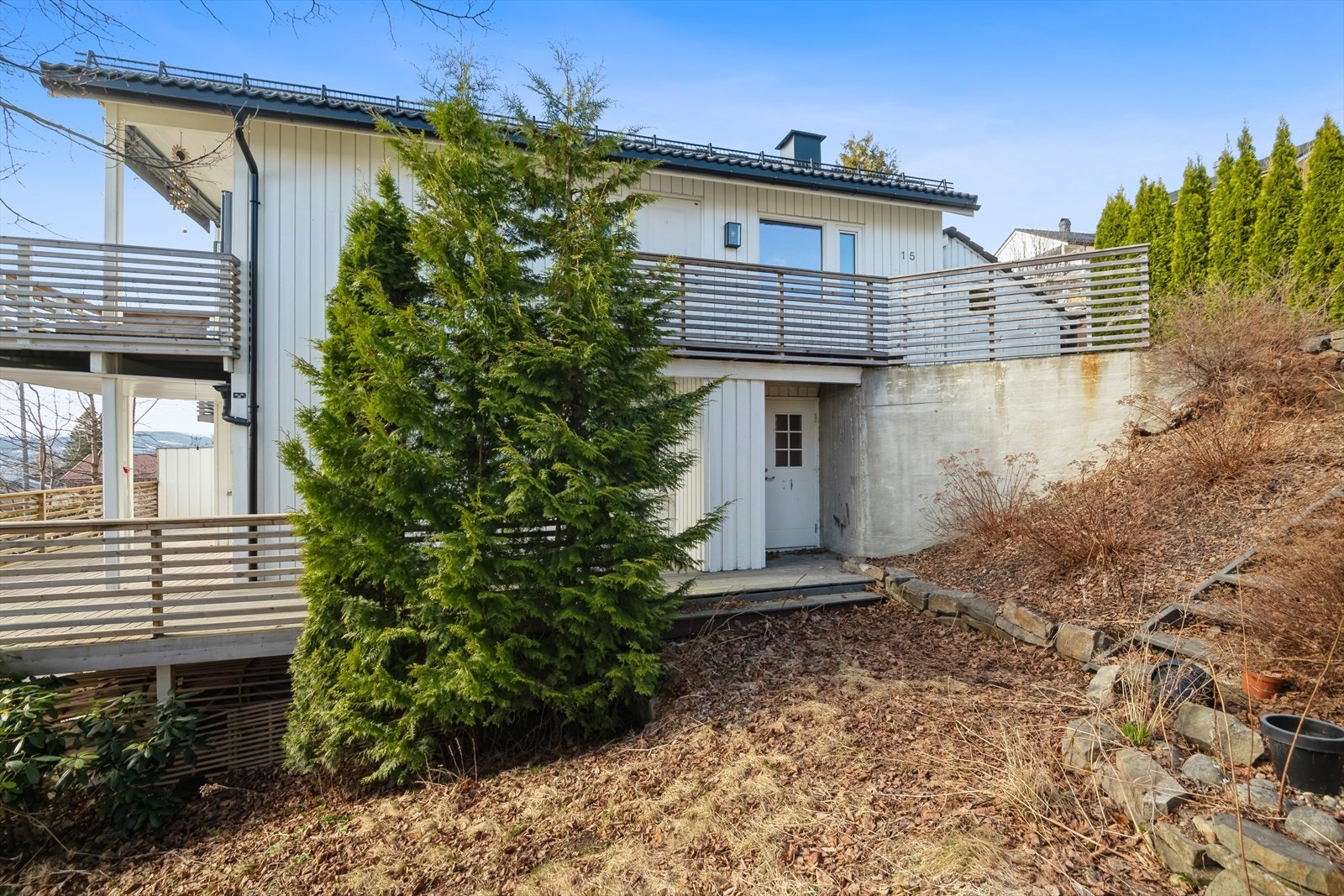 Praktisk inngangsparti både oppe og nede - perfekt for familier eller de som ønsker enkel tilgang til ulike deler av huset. Galleribilde