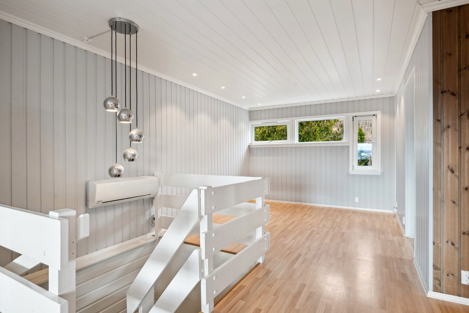 Nedløpet til trappen gir et luftig preg, og med varmepumpen får du effektiv oppvarming - plass til spisestue gjør dette til et flott sosialt rom! Galleribilde