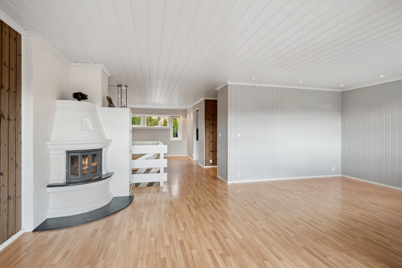 Stuen har alt - lys, laminatgulv og en peis som gir rommet ekstra kos - åpen løsning til spisestuen skaper en sosial og innbydende atmosfære. Galleribilde