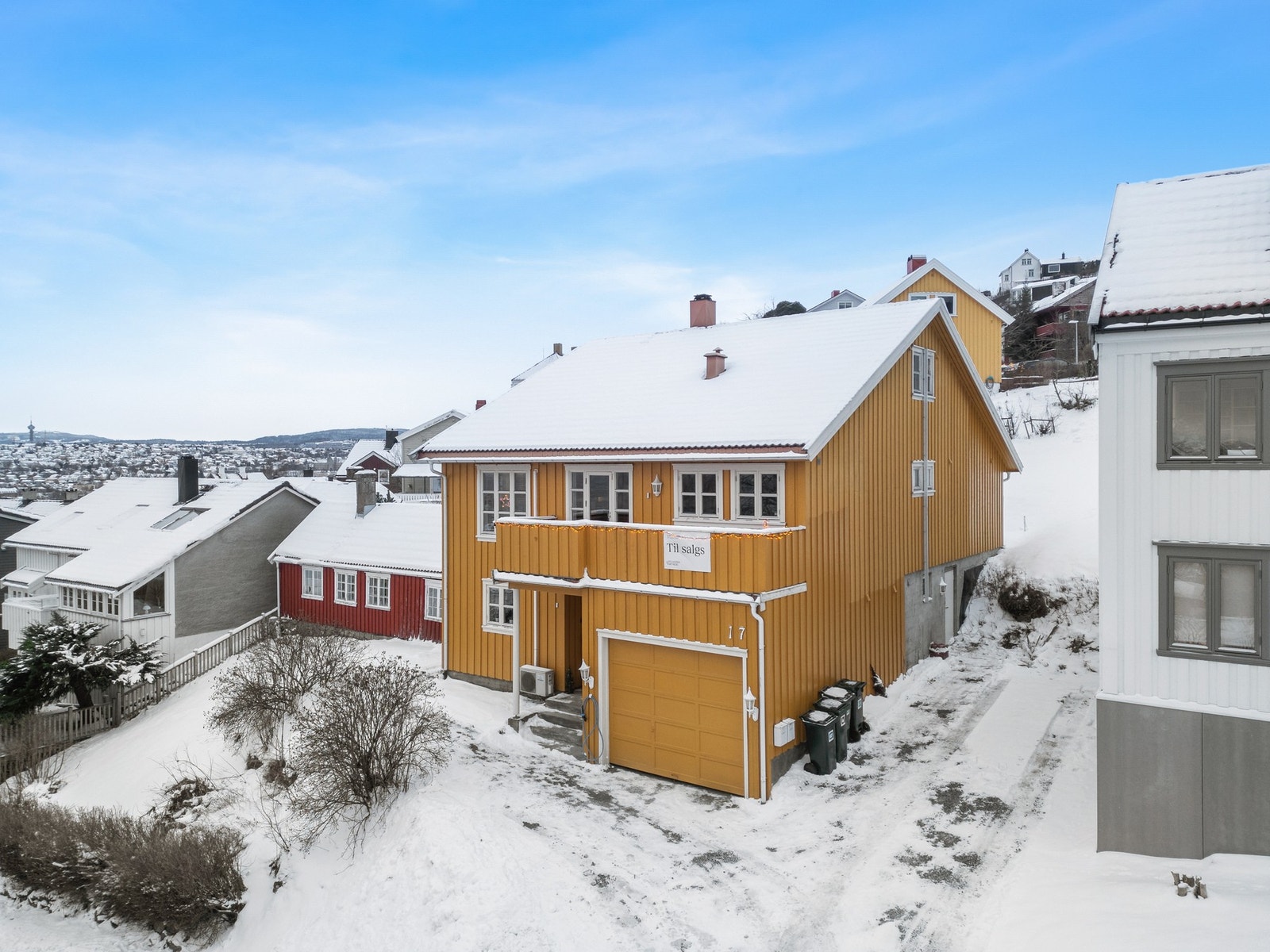 Velkommen til Steinberget 17! En pen og innholdsrik enebolig med attraktiv beliggenhet i Steinberget. Galleribilde