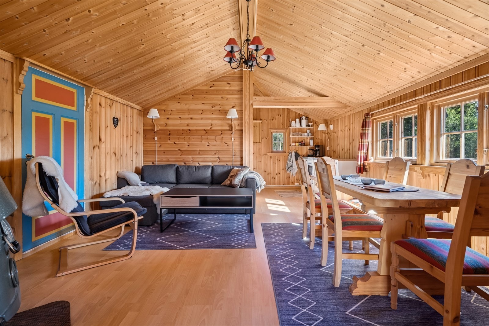 Koselig allrom med kjøkkenkrok, 2 soverom og gang. Galleribilde