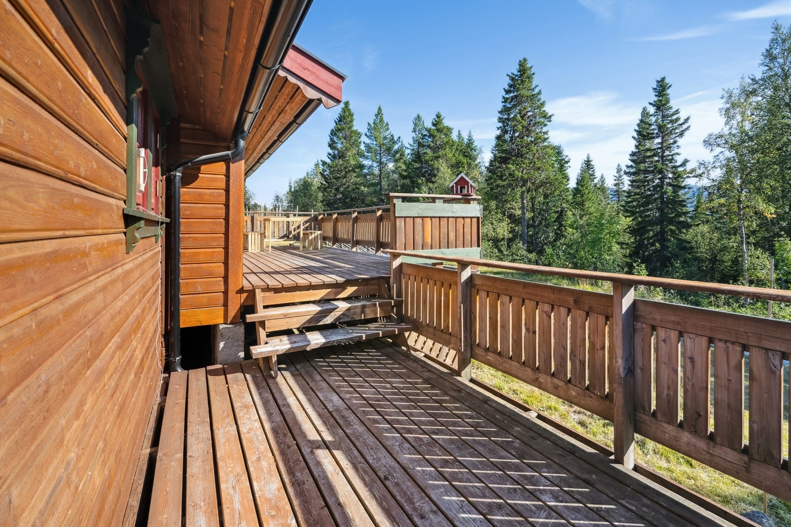 Beliggende i naturskjønne omgivelser, byr terrassen på fantastisk utsikt mot fjellene Slåka, Mælefjell og Skorve. Her kan du nyte lange, lyse dager i fredelige omgivelser - perfekt for avslapning, måltider ute eller sosiale sammenkomster. Galleribilde