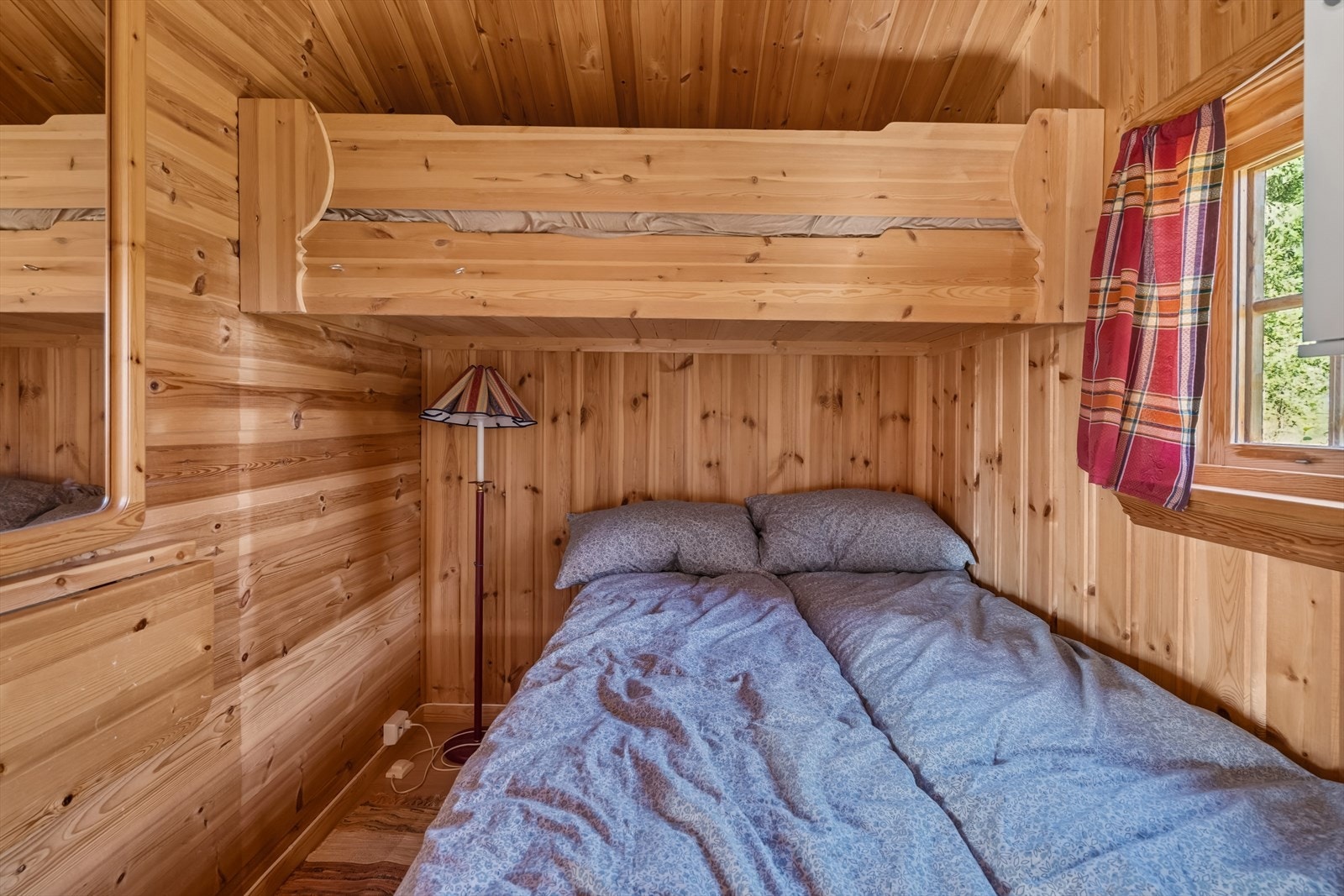 2 fine soverom med plassbygde køyesenger. På ett av rommene er det veggmontert stellebord med speil over, og her er også sikringsskapet plassert. Galleribilde