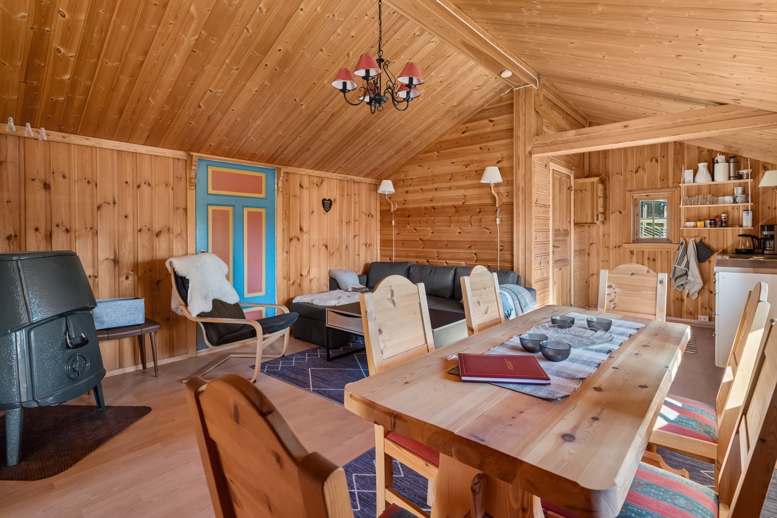 Dette er en mer moderne hytte fra 1968 som er påbygget. Fritidsboligen har innlagt strøm og er godt vedlikeholdt. Galleribilde