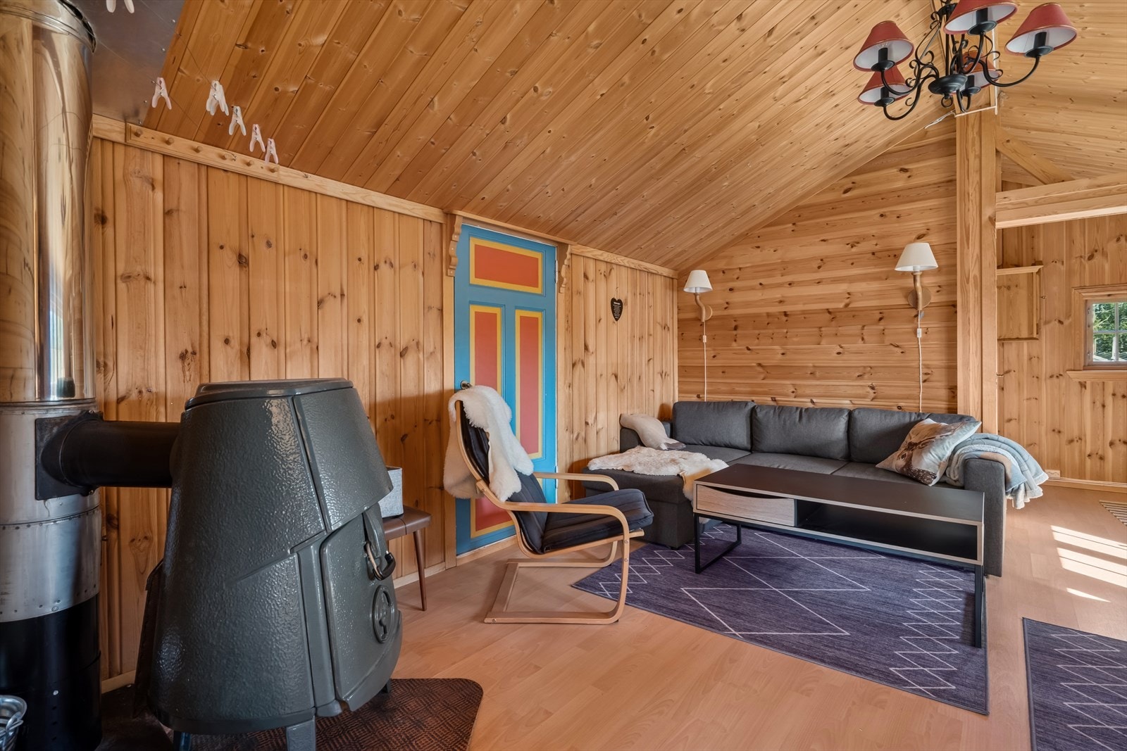 I hjørnet er det montert peisovn som gir varme og hygge. Galleribilde