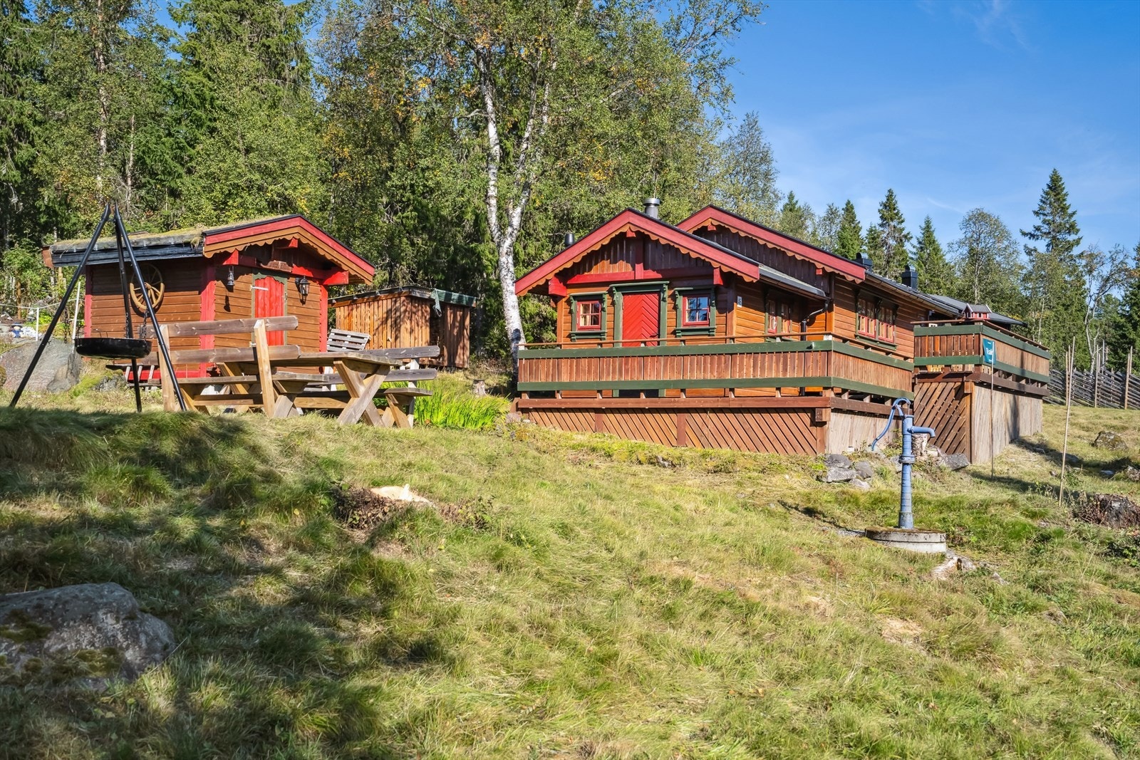 På sommerstid er det flere vann du kan fiske eller padle i kano i. Det er kort vei til Rennevatn og Breivatn, samt bare 13 min med bil til innsjøen Hjartsjå. Det ligger også flere fine topper i nærområdet, som Rennesvassvarden, Vindeggen og Brattefjell. Galleribilde