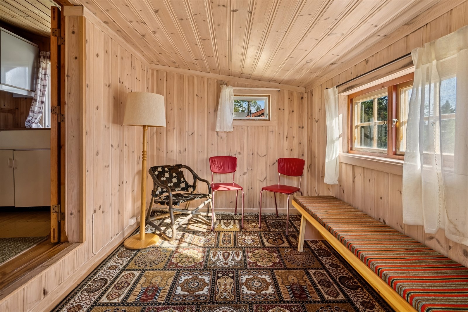 Toppenvegen 44 - Hyggelig, stor gang som ønsker deg velkommen inn! Galleribilde