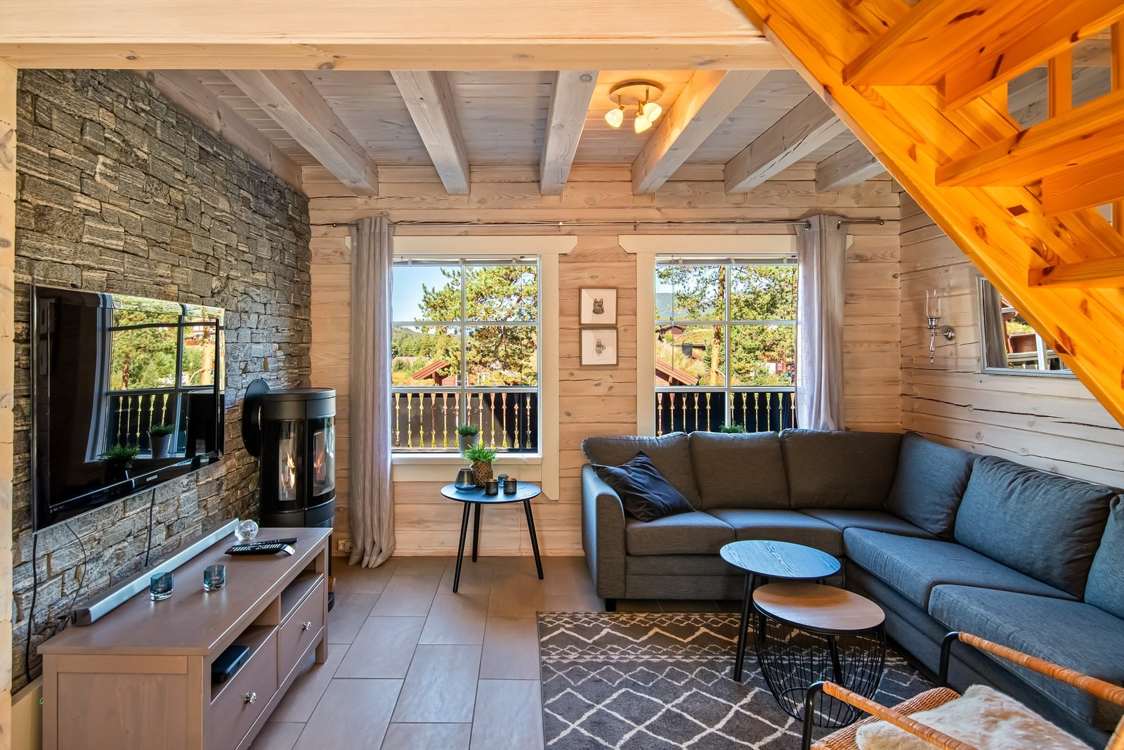 Stue med lekker peisovn Galleribilde