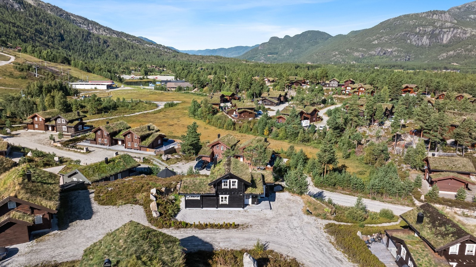 Eiendommen ligger flott til med kort vei til de fleste fasiliteter Galleribilde