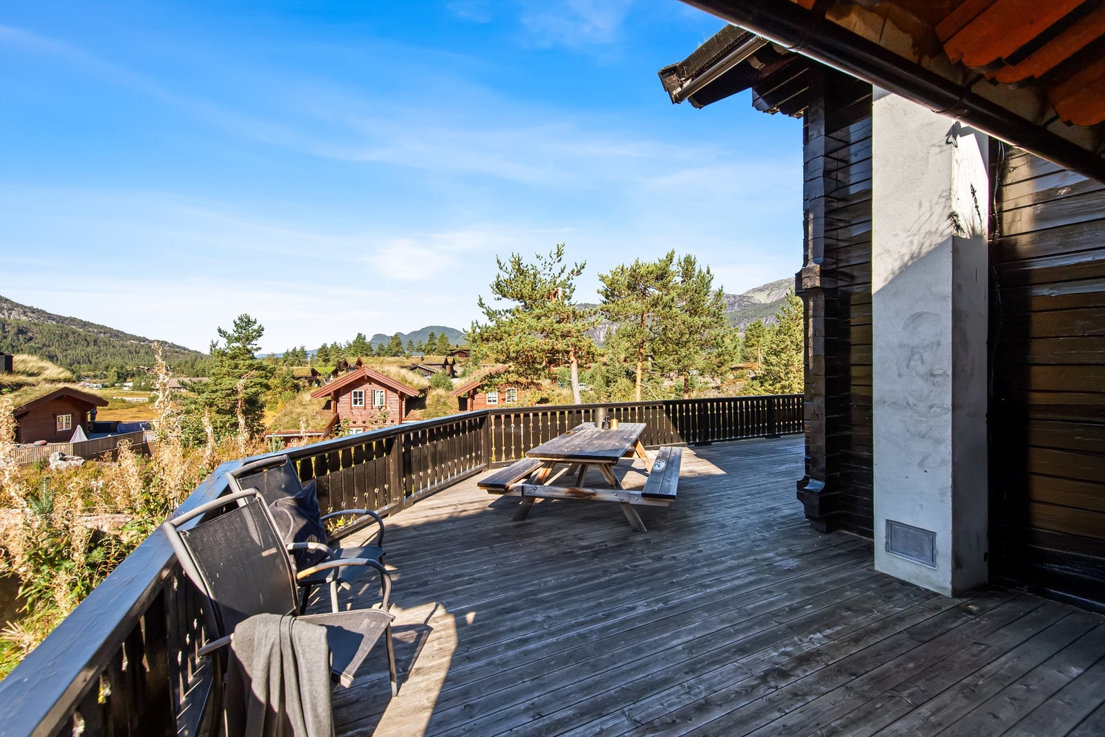 På terrassen har man plass til flere utegrupper, bålpanne og jaccuzzi, om det skulle være en drøm! Galleribilde