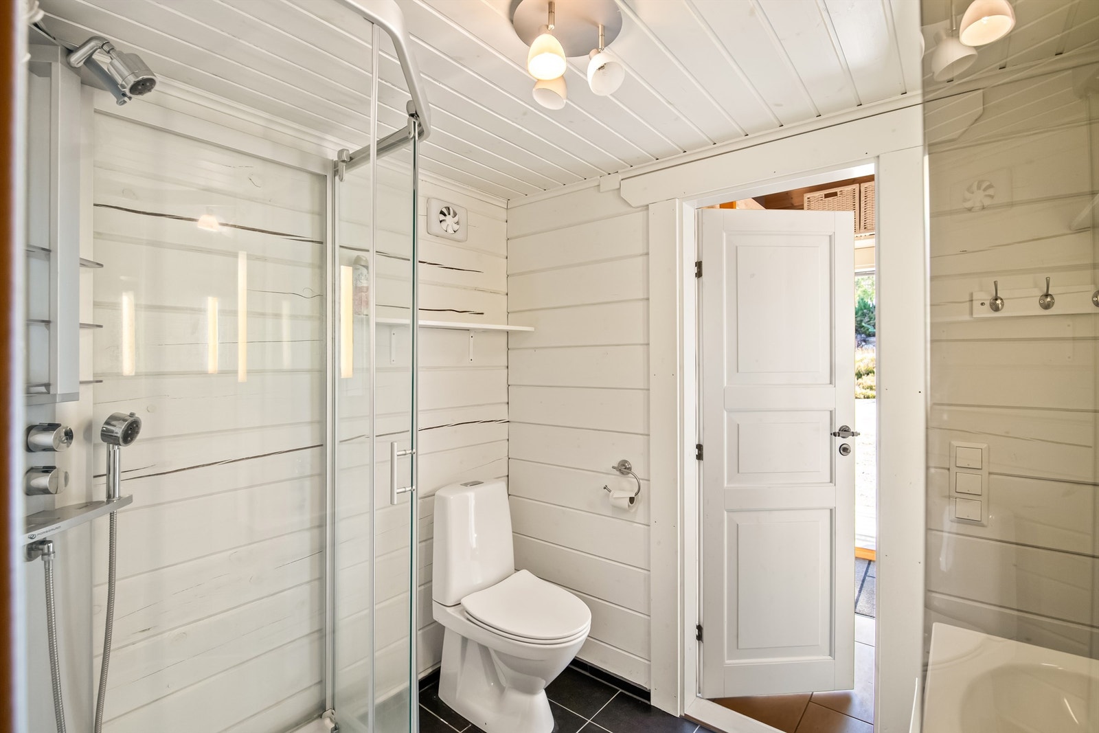 Bad med servant i innredning, wc og dusjkabinett Galleribilde