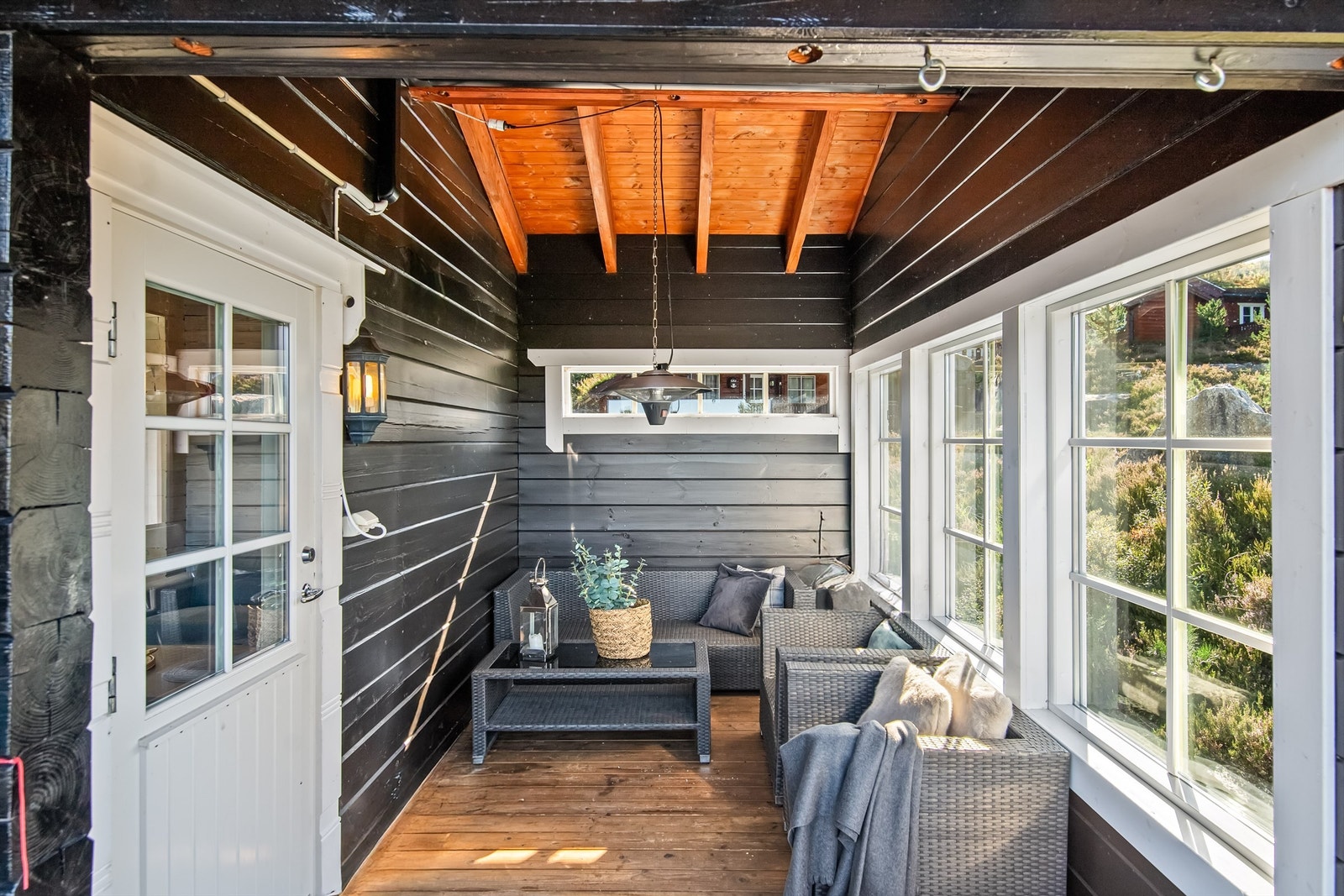 Deilig utestue hvor man kan nyte lange ettermiddager/kvelder Galleribilde