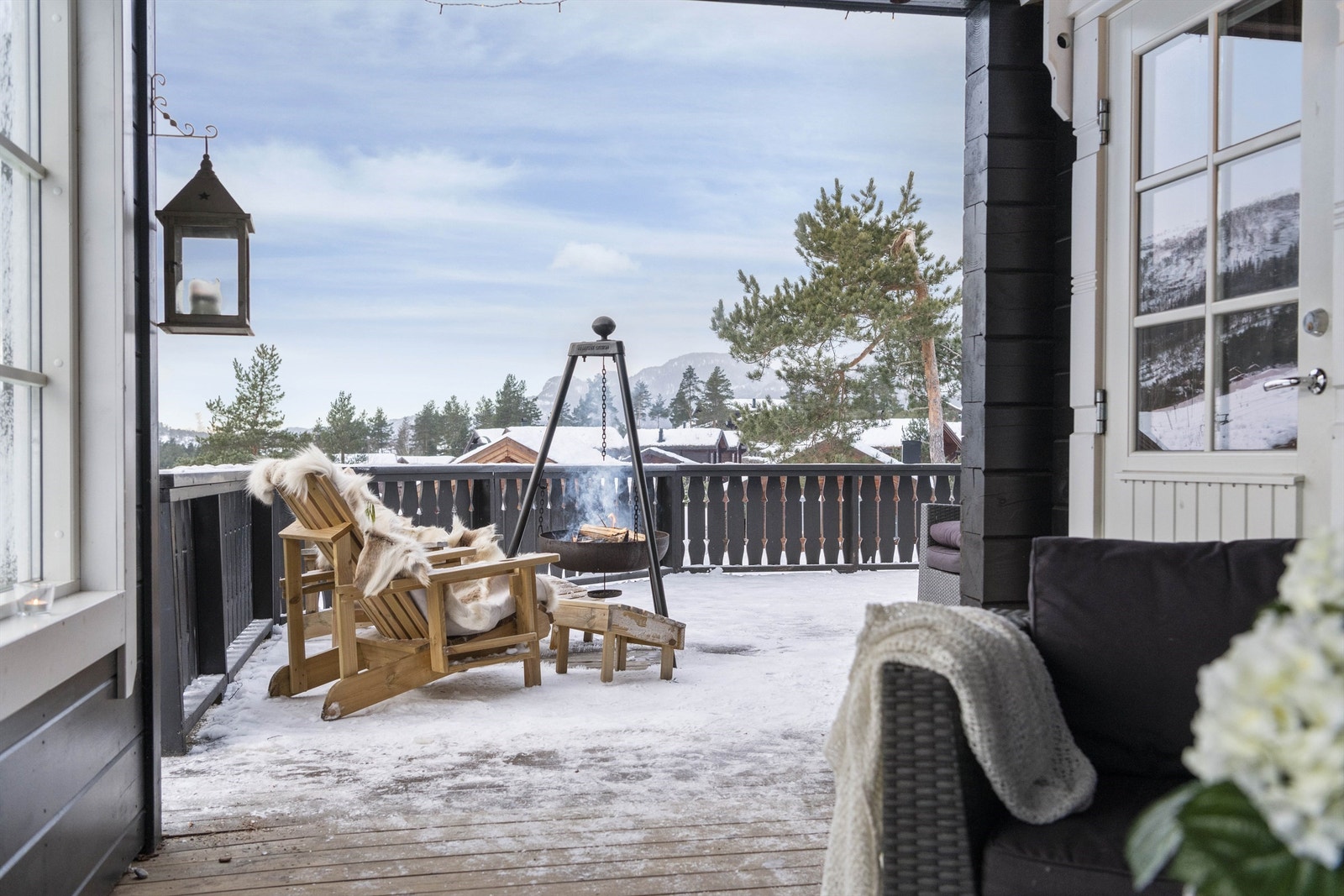 Terrassen er både solrikt og med fint utsyn. Et flott sted å nyte rolige dager! Galleribilde