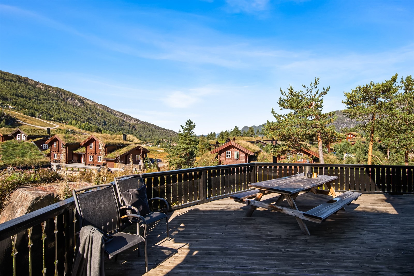 Stor terrasse med svært gode solforhold Galleribilde