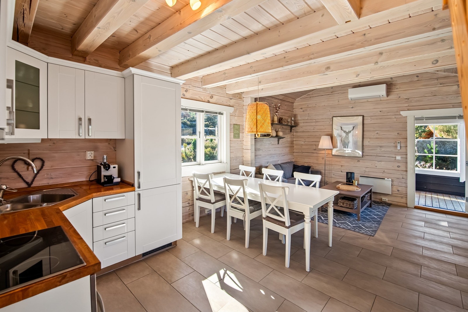 Plass til stort spisebord i stuen Galleribilde