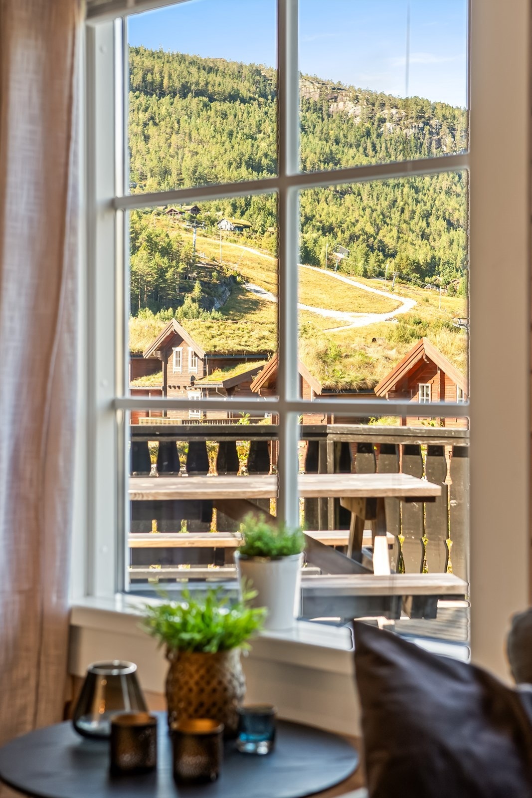 Koselig utsikt fra stuen til alpinanlegget Galleribilde