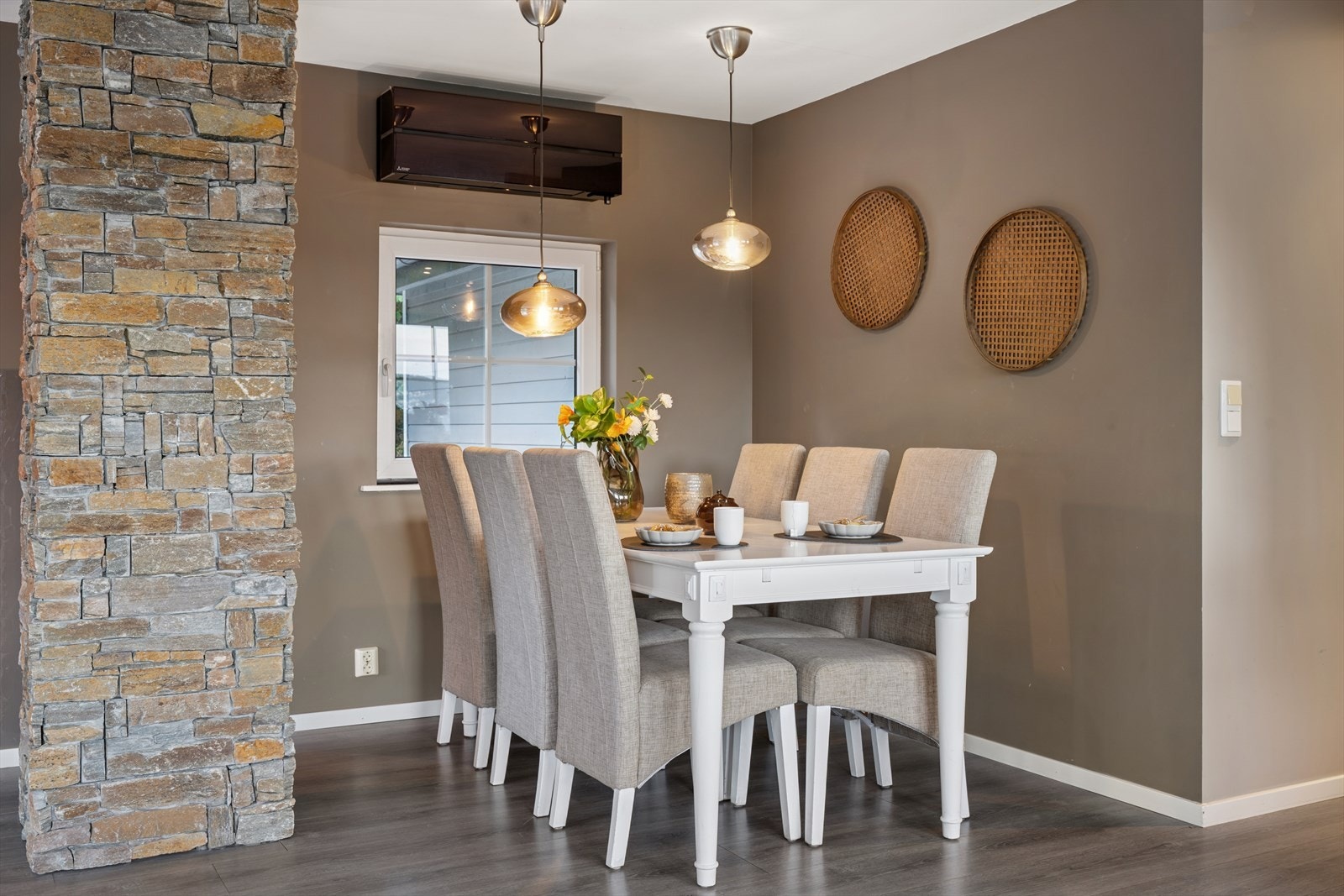 Det er installert varmepumpe, som sikrer en behagelig innetemperatur året rundt. Galleribilde