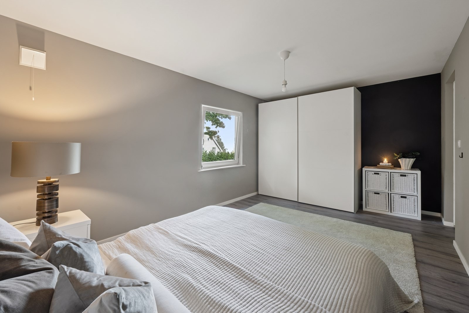 Hovedsoverommet er av god størrelse med plass til dobbeltseng, nattbord og garderobe. Galleribilde