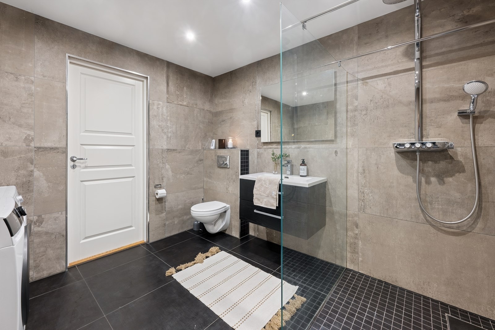 Badet i første etasje har flislagt vegger og flislagt gulv med elektriske varmekabler. Galleribilde