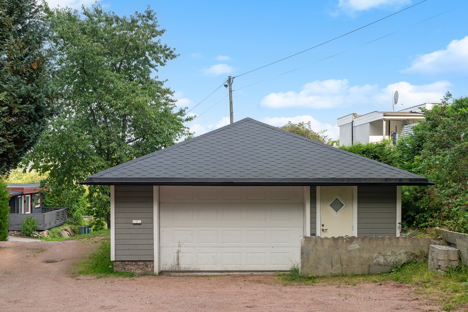 God plass til parkering på egen eiendom og i garasjen. Galleribilde